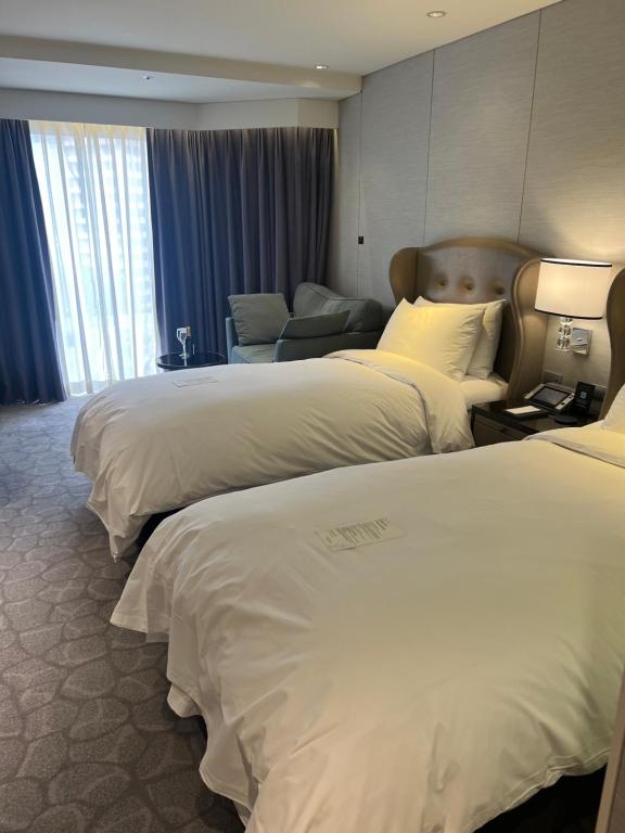 ソウルにあるDexter Hotelのベッド2台とソファがあるホテルの部屋
