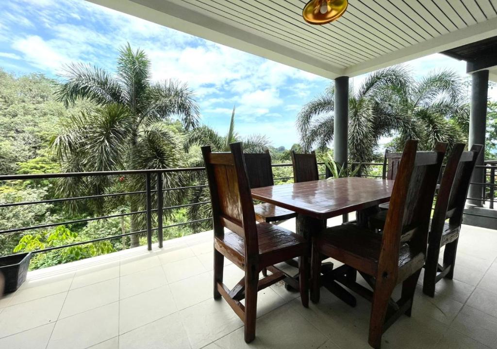Un comedor con mesa y sillas en un balcón. en Quiet Seaview House 1 Bedroom Patong, en Patong Beach