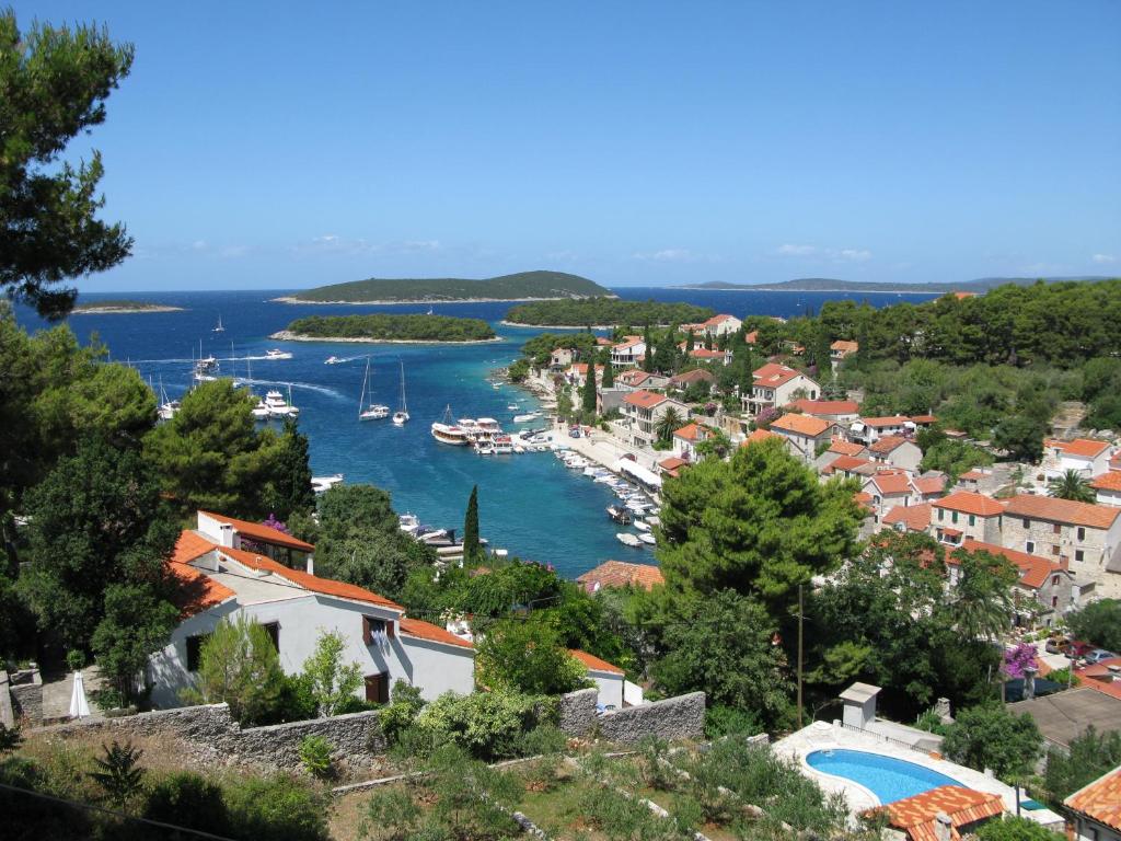 uma vista para um porto com barcos na água em Apartmani Nata em Maslinica