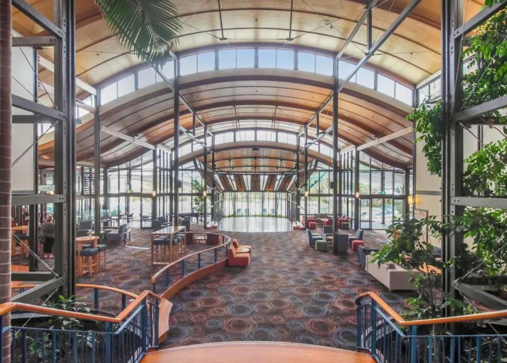 un gran edificio con un gran techo con ventanas en Sundaise Satinay 636 at Kingfisher Bay Resort, en Fraser Island