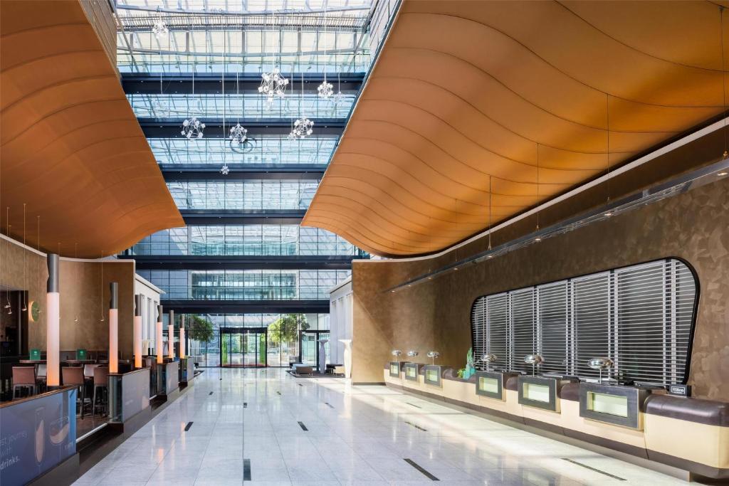 Hilton Frankfurt Airport - Resim 10