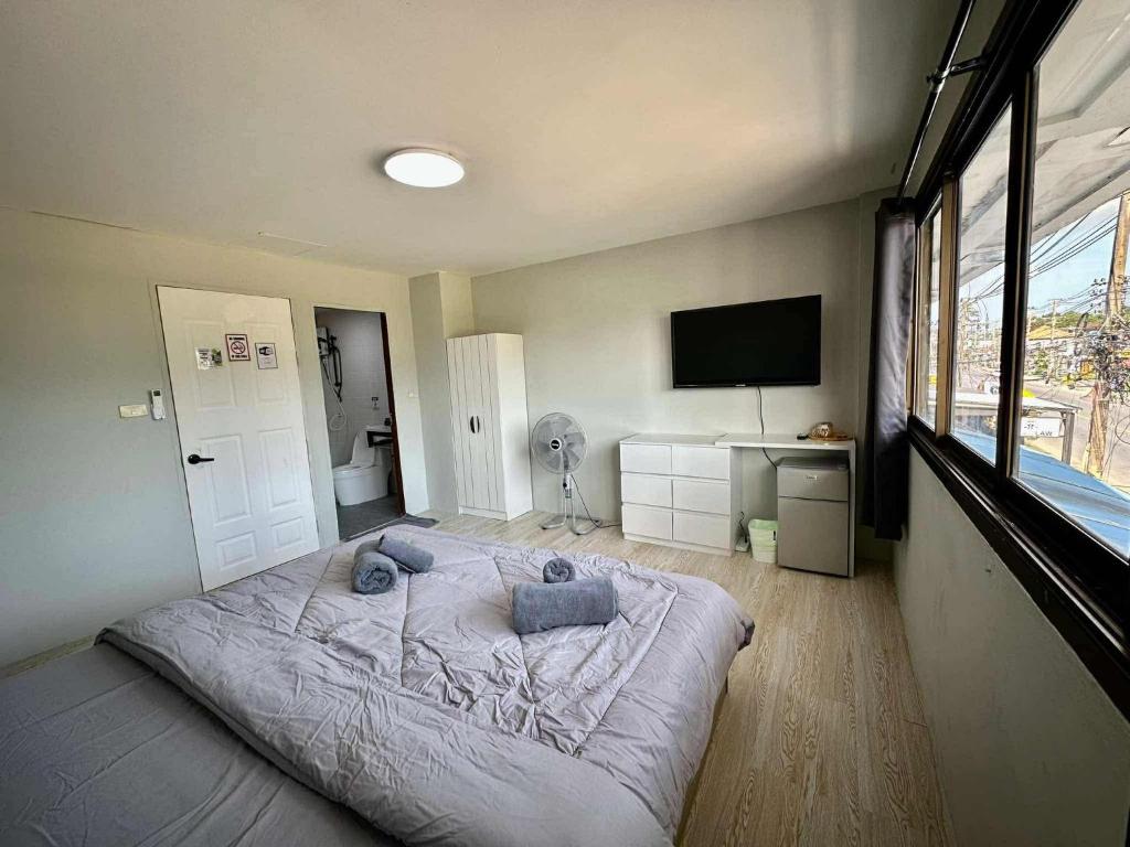 バン　メー　ナムにあるThe Nest Mae nam - Bophutの大きなベッドと薄型テレビのある寝室