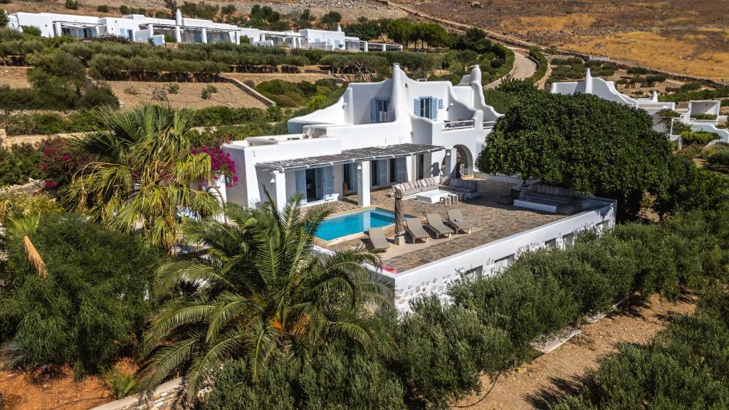 een luchtzicht op een witte villa met een zwembad bij Villa Maira with Seaview and Private Swimming Pool in Drios