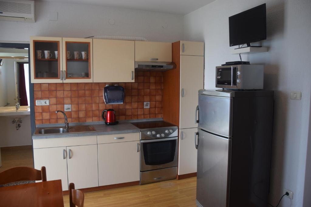 Kuchyň nebo kuchyňský kout v ubytování Hostel Panorama Portorož