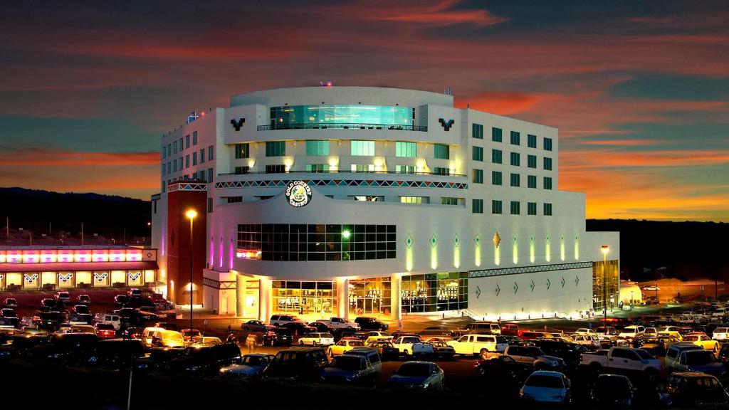 un gran edificio con coches estacionados en un estacionamiento en Gold Country Casino Resort, en Oroville