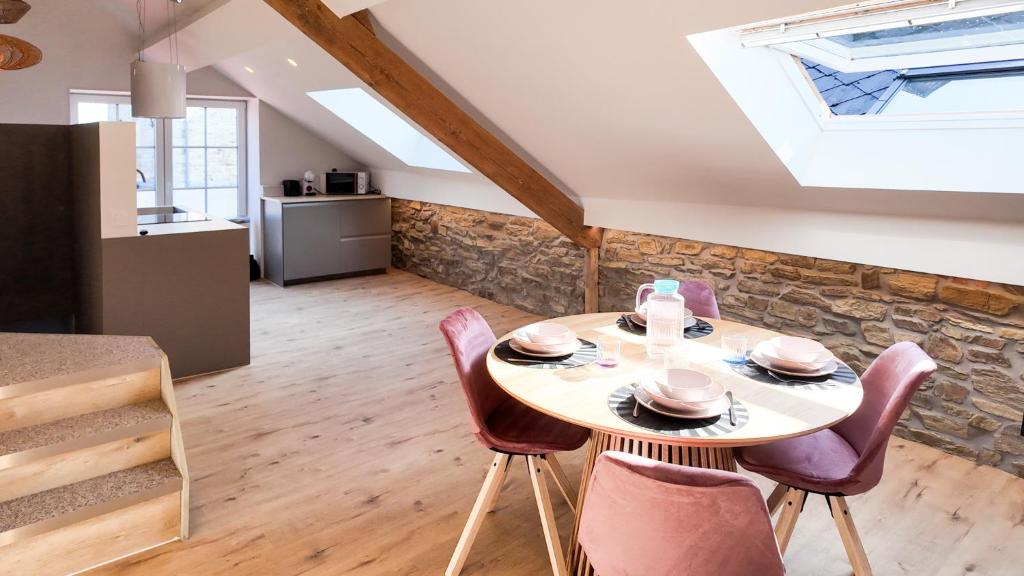 a kitchen and dining room with a table and chairs at El Sart in Sart-lez-Spa