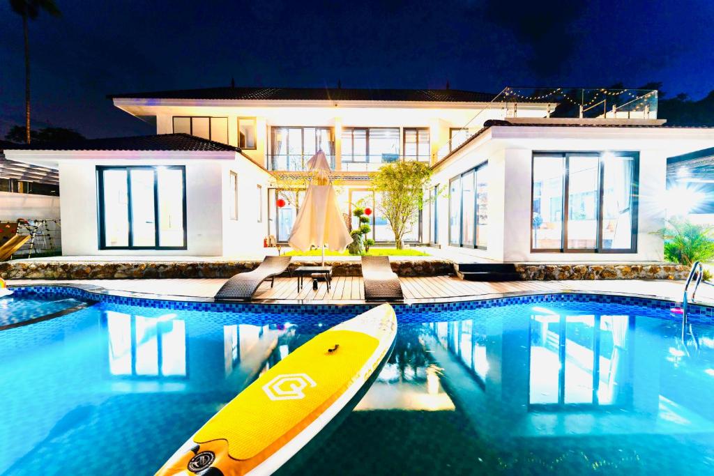 Bazén v ubytování Quang Minh villa nebo v jeho okolí