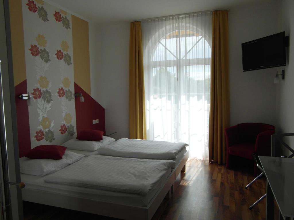 Postel nebo postele na pokoji v ubytování Hotel Am Donaubogen