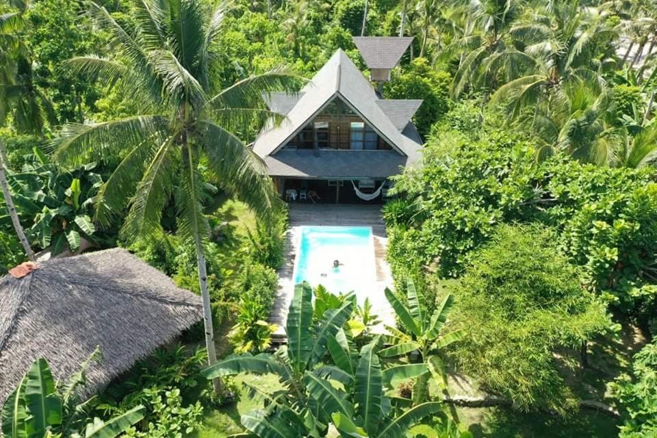 Tropical Jungle Villa 5 min walk to Cloud 9 - Vila De 2 Quartos