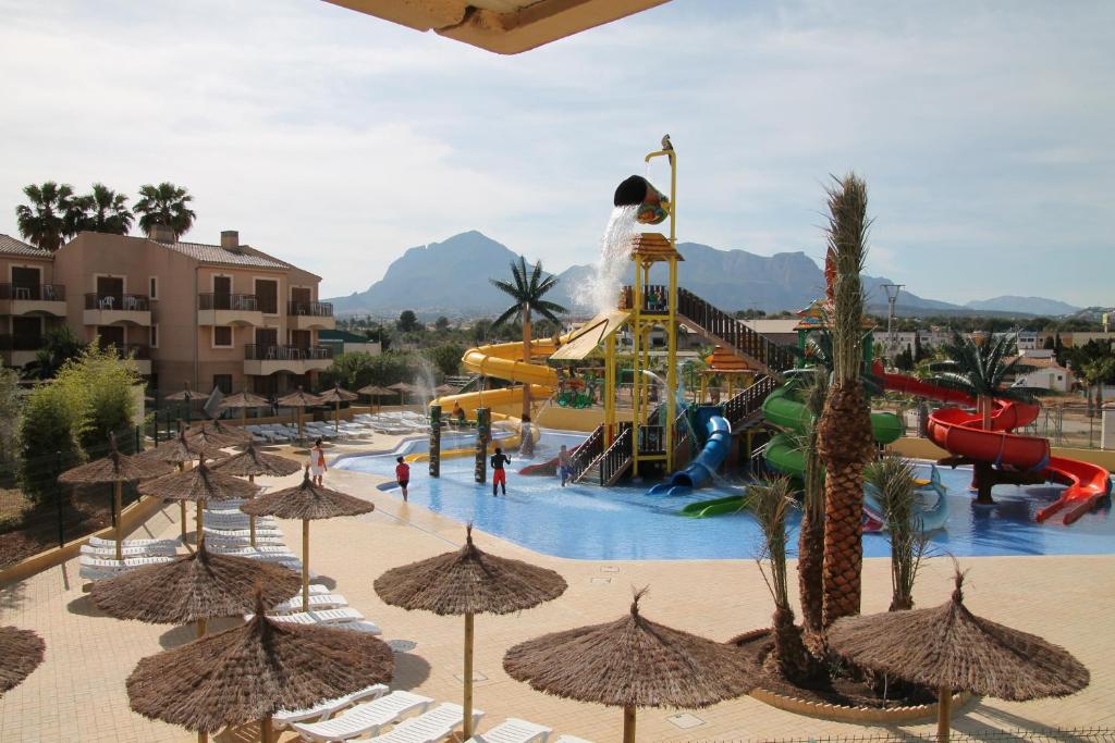 Bazén v ubytování Albir Garden Resort nebo v jeho okolí
