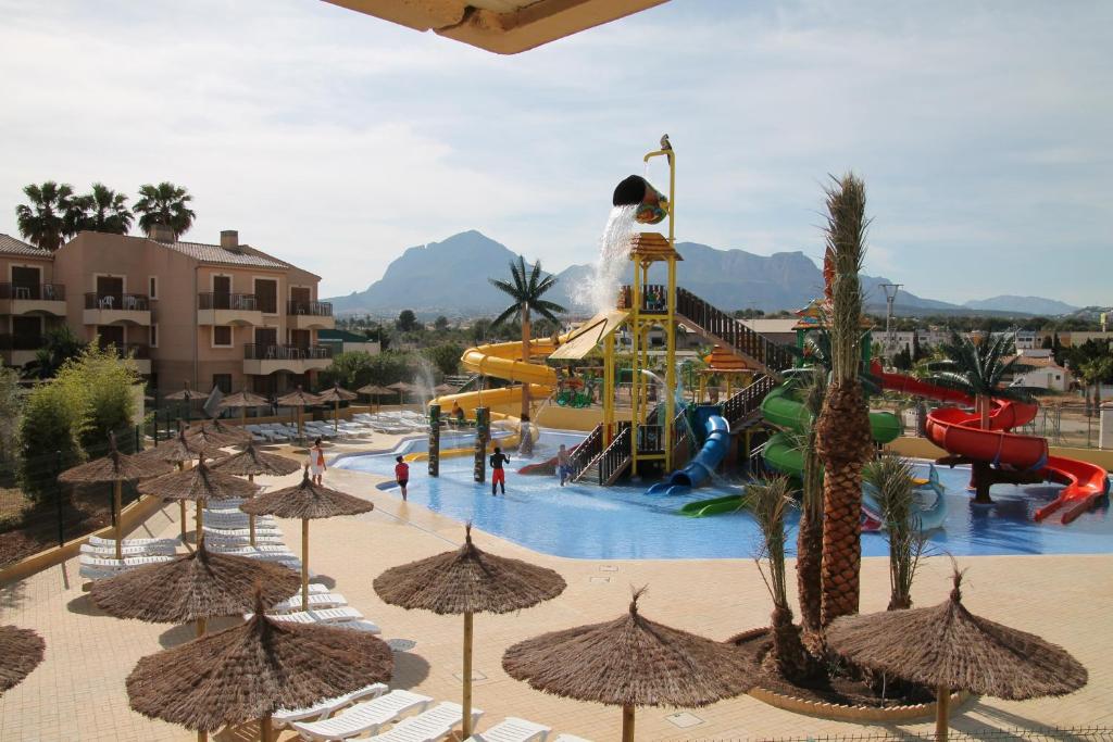 einen Wasserpark mit einer Wasserrutsche und Rutschen in der Unterkunft Albir Garden Resort in Albir