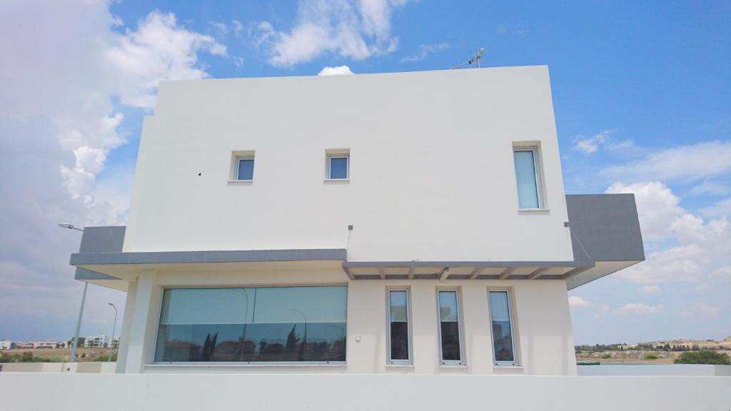 un edificio bianco con molte finestre di T&E Villa a Larnaka