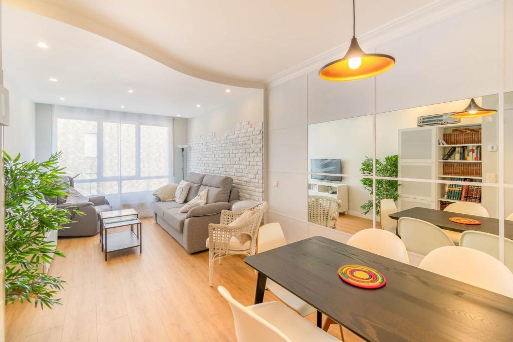 Ruang duduk di Espacioso y cómodo apartamento en Pamplona