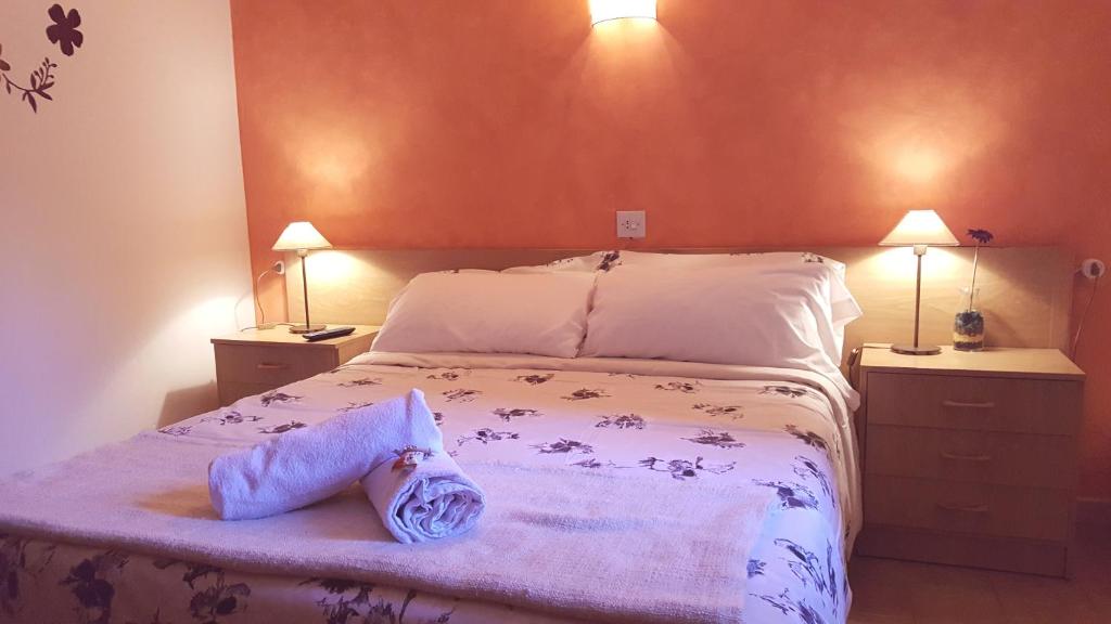 a bedroom with a large bed with two lamps on it at Hostal La Cuineta de Cal Triuet in Gósol