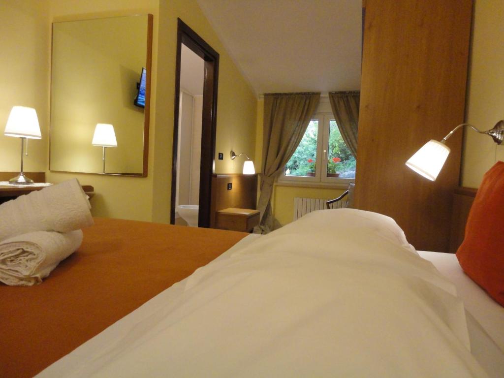 Łóżko lub łóżka w pokoju w obiekcie Hotel Arimannia