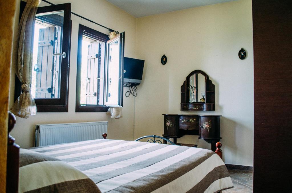 Postel nebo postele na pokoji v ubytování Manolies