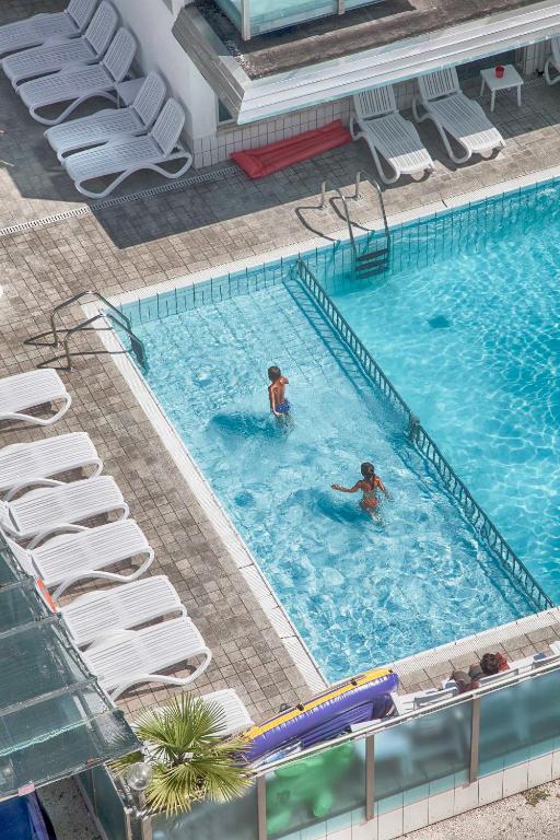Bazén v ubytování Hotel Katja nebo v jeho okolí