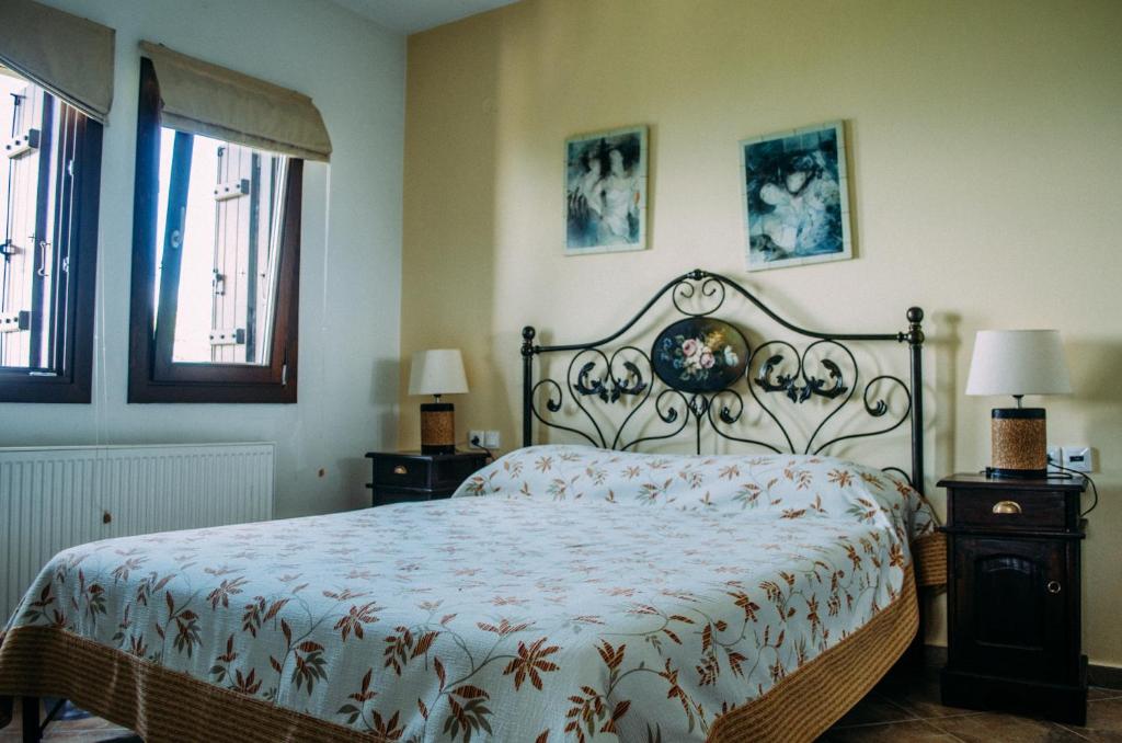 Postel nebo postele na pokoji v ubytování Manolies