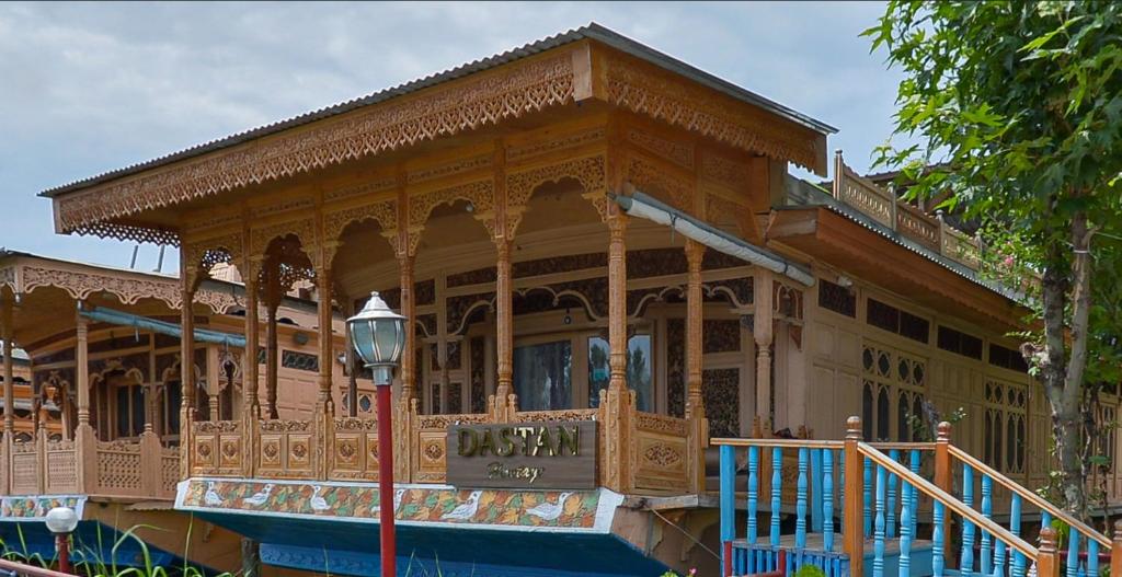 un bâtiment avec un lampadaire devant lui dans l'établissement Dastan Heritage Houseboats, à Srinagar
