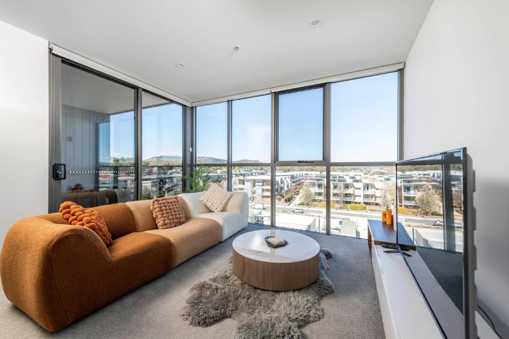 een woonkamer met een bank en een tafel bij Chic 2 Bedroom Escape with Premium Amenities in Phillip