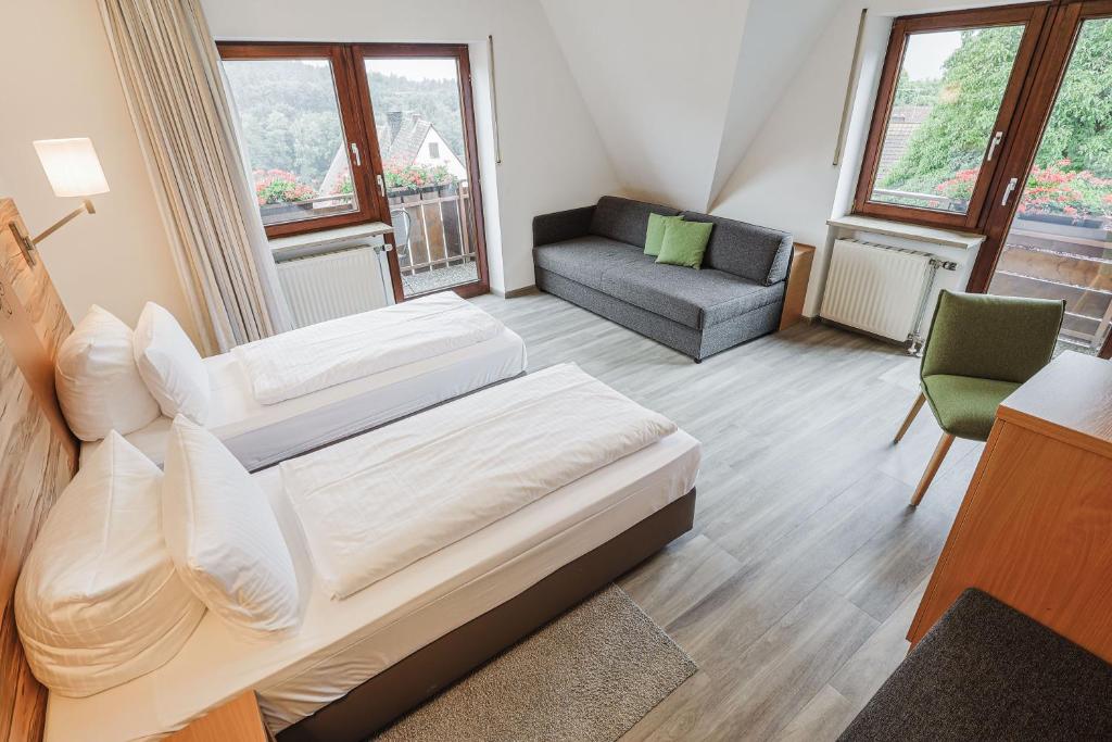 Postel nebo postele na pokoji v ubytování Landidyll Hotel Zum Alten Schloss