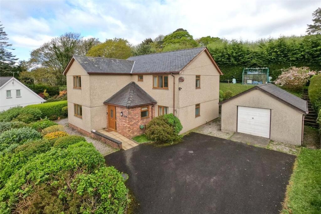 eine Luftansicht eines Hauses mit Garage in der Unterkunft Criccieth Family holiday house in Tremadoc