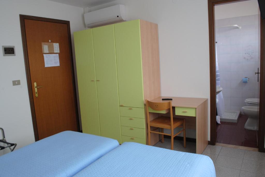 A bed or beds in a room at Hotel Villa Augusta