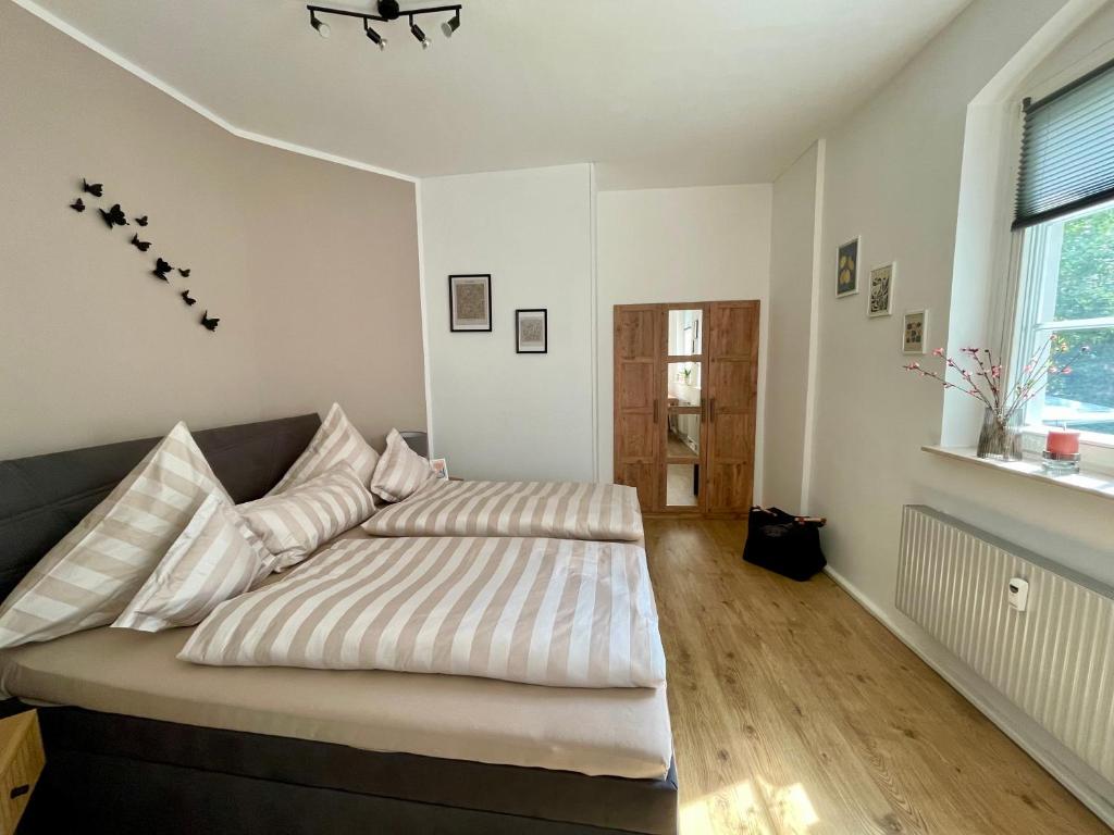 Un pat sau paturi într-o cameră la Ferienwohnung - Auszeit - Buchholzer Straße 29