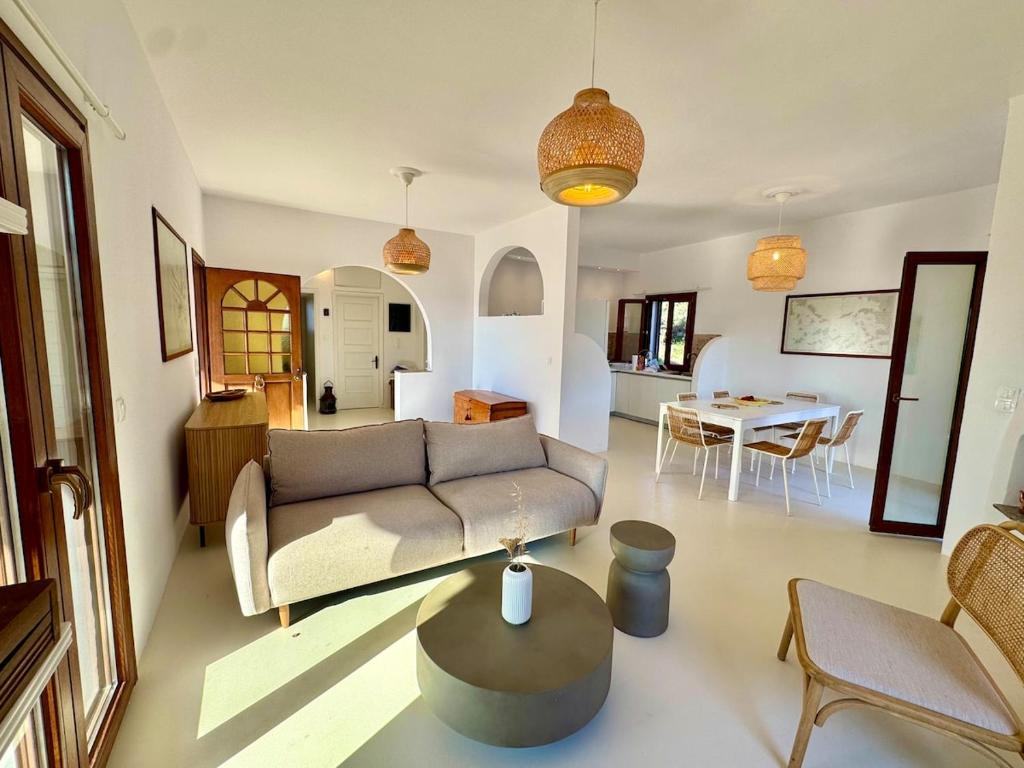 Istumisnurk majutusasutuses Villa Elyria HIdden Gem