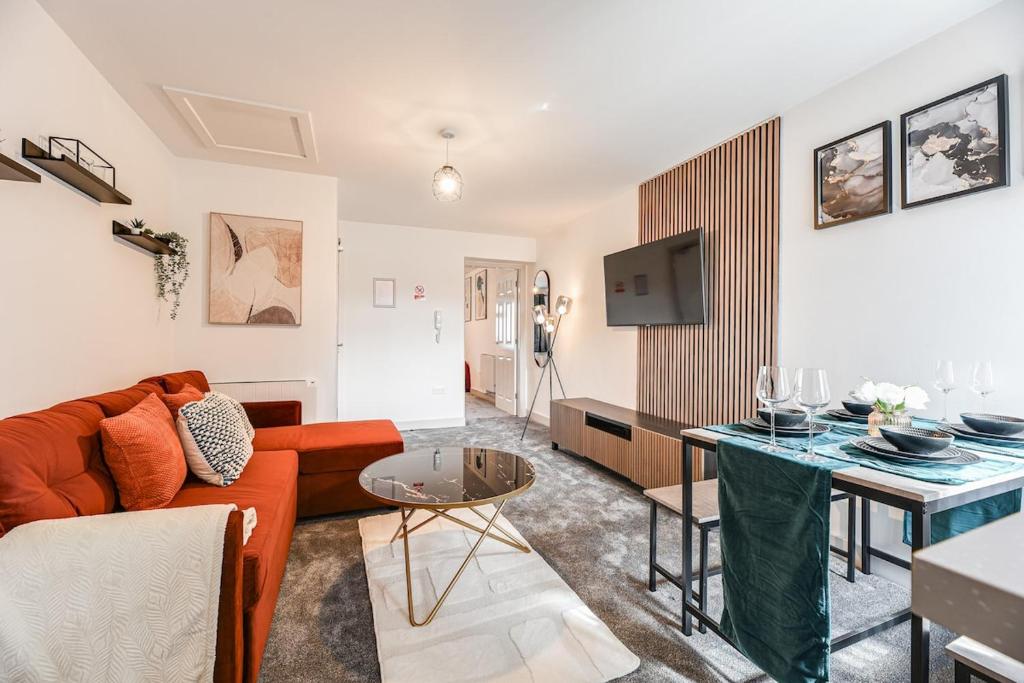 un salon avec un canapé et une table dans l'établissement 1 Bed Apartment Near Coop Live Etihad Stadium, à Manchester