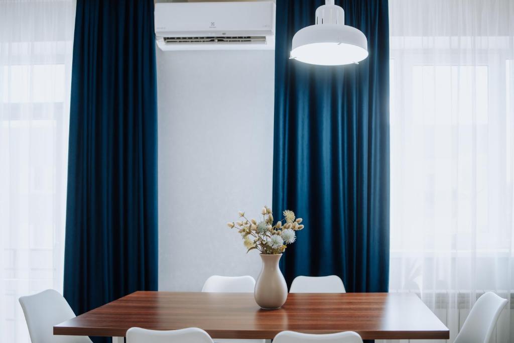 Χώρος καθιστικού στο Sunny 1BR on Riscani Parks & Buses Steps Away