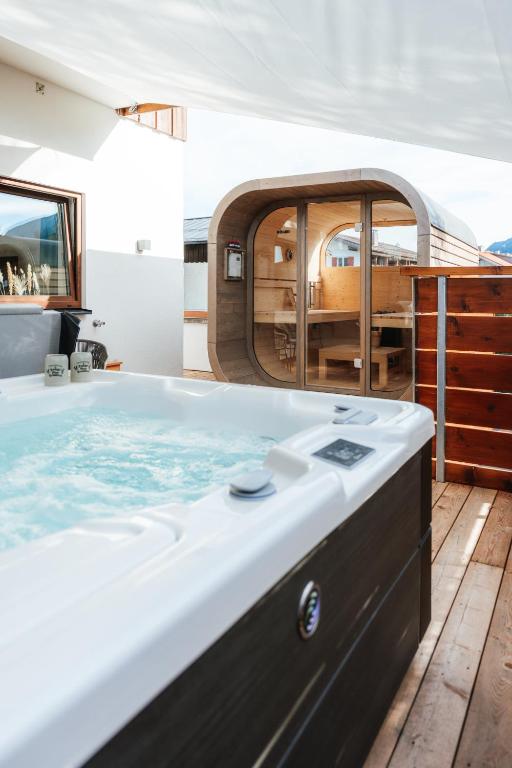 a jacuzzi tub in a room on a yacht at Bierhotel in Oberstdorf