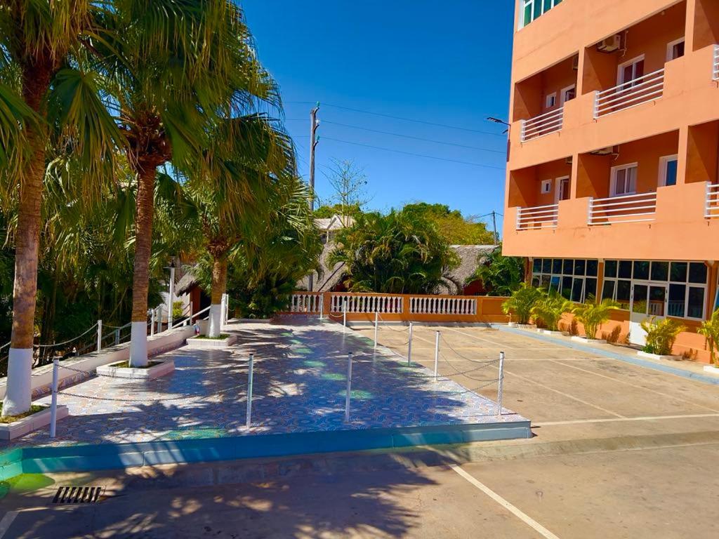 Het zwembad bij of vlak bij Le Paradisier Hotel Restaurant