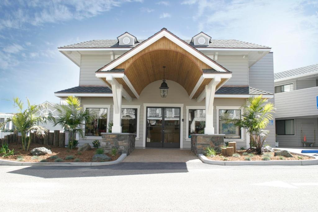 ein großes Haus mit einer Holztür in der Unterkunft Pismo Lighthouse Suites in Pismo Beach