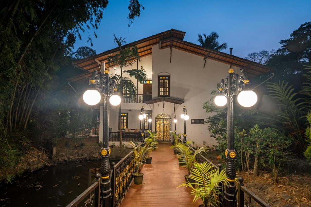Κήπος έξω από το SaffronStays Tanjore - Heritage Home in Coorg