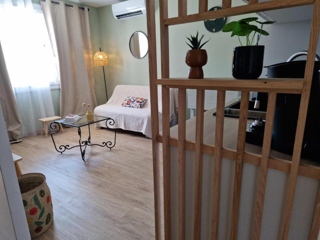 a room with a room with a bed and a table at Logement Ajaccio Proche centre-ville Parking Gratuit in Ajaccio