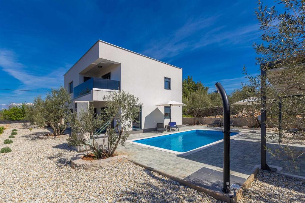 a villa with a swimming pool and a house at Villa Lio mit Pool in Linardići
