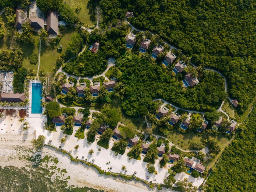 een luchtfoto van een resort met zwembad en bomen bij The Residence Zanzibar in Kizimkazi