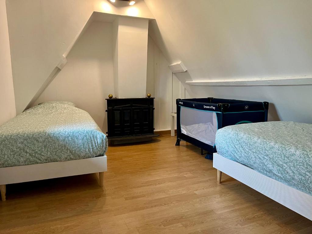 Ένα ή περισσότερα κρεβάτια σε δωμάτιο στο Chaumière cosy proche bourg - Jardin - Campagne