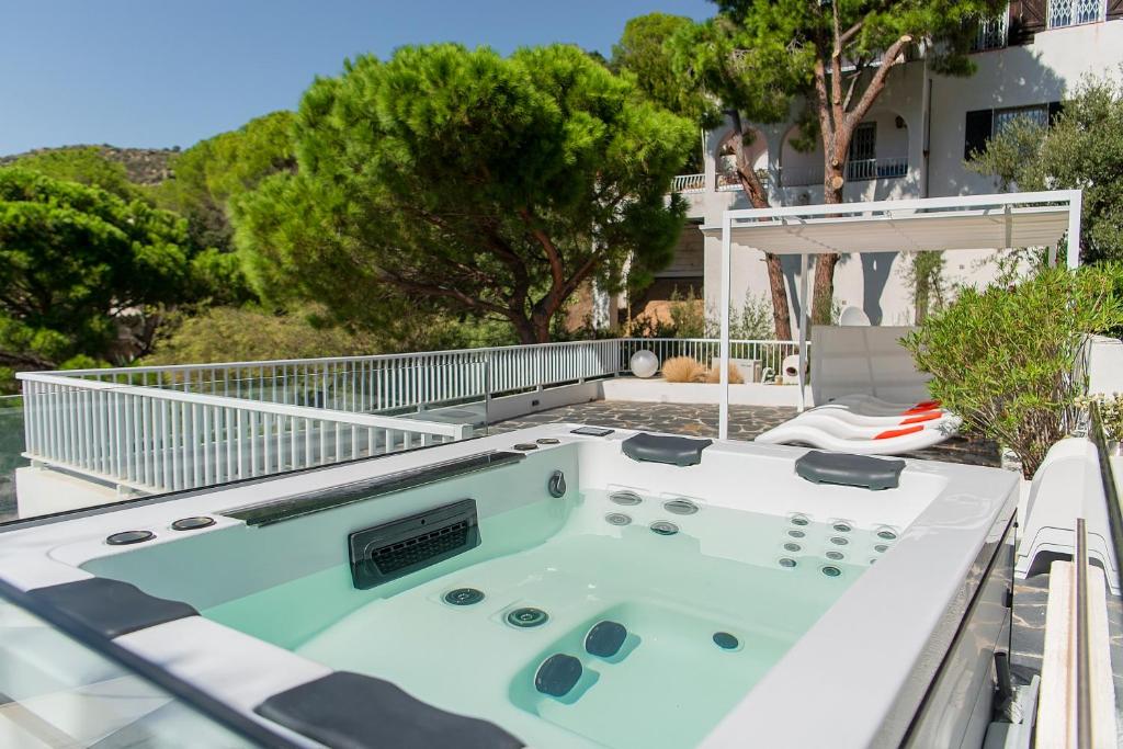 un jacuzzi installé sur le balcon d'une maison dans l'établissement WELCS CASA 283 EMP cerca del mar, à Montjoys