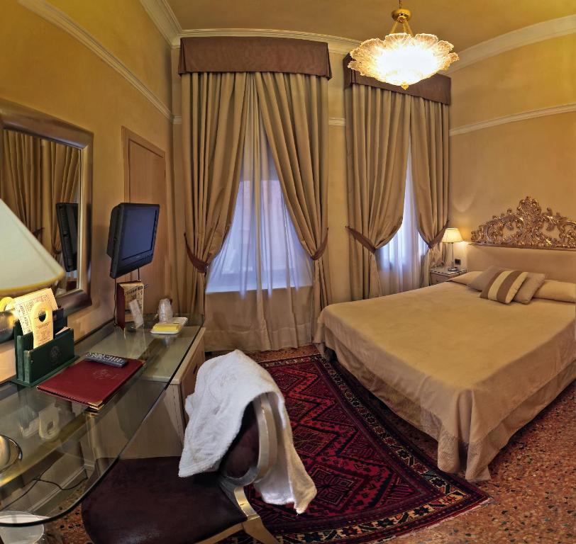Postel nebo postele na pokoji v ubytování Hotel Liassidi Palace