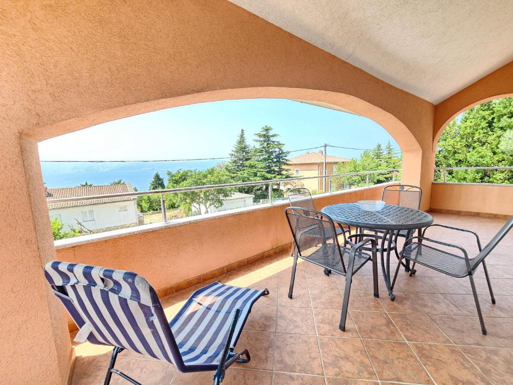 Un balcón con mesa y sillas y una vista en TOM M NV Apartment 250m from the beach, with terrace, en Novi Vinodolski