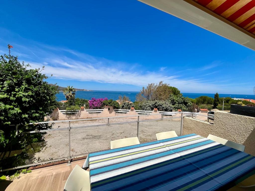 un tavolo e sedie su un balcone con vista sull'oceano di Maison vue mer a Banyuls-sur-Mer