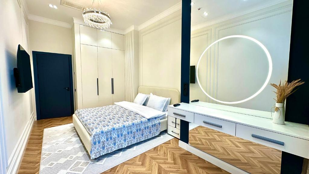 Ένα ή περισσότερα κρεβάτια σε δωμάτιο στο Tashkent City Downtown Deluxe Host Apartments