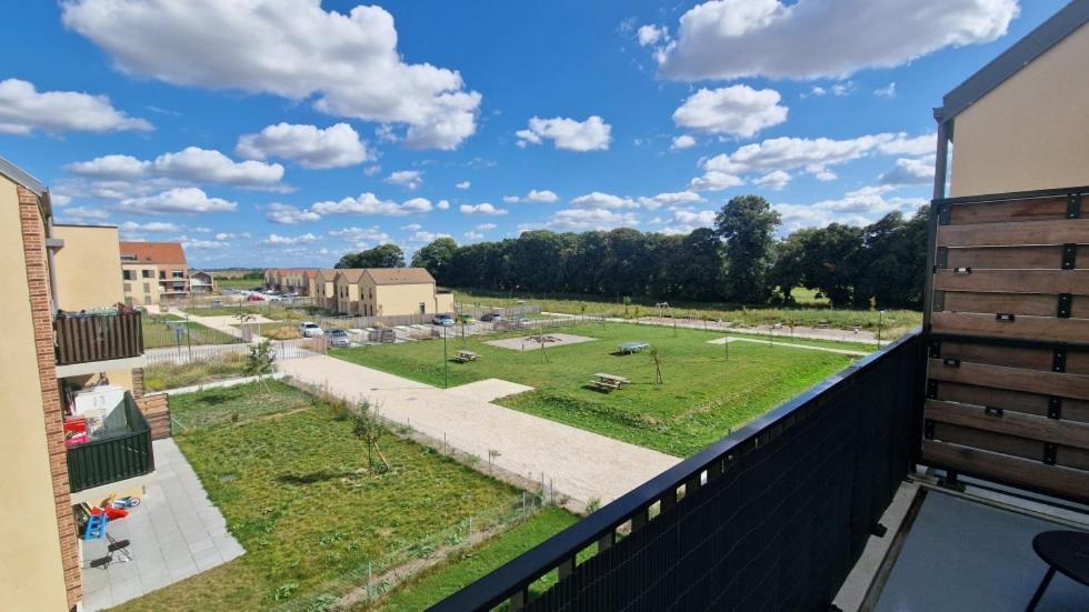 einen Balkon mit Parkblick in der Unterkunft Marly la Ville, appartment CDG, Paris Airport in Marly-la-Ville