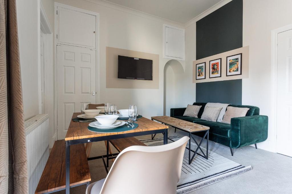 サンダーランドにあるThe Sunderland Spot Family & Work Readyのテーブルとソファのあるリビングルーム