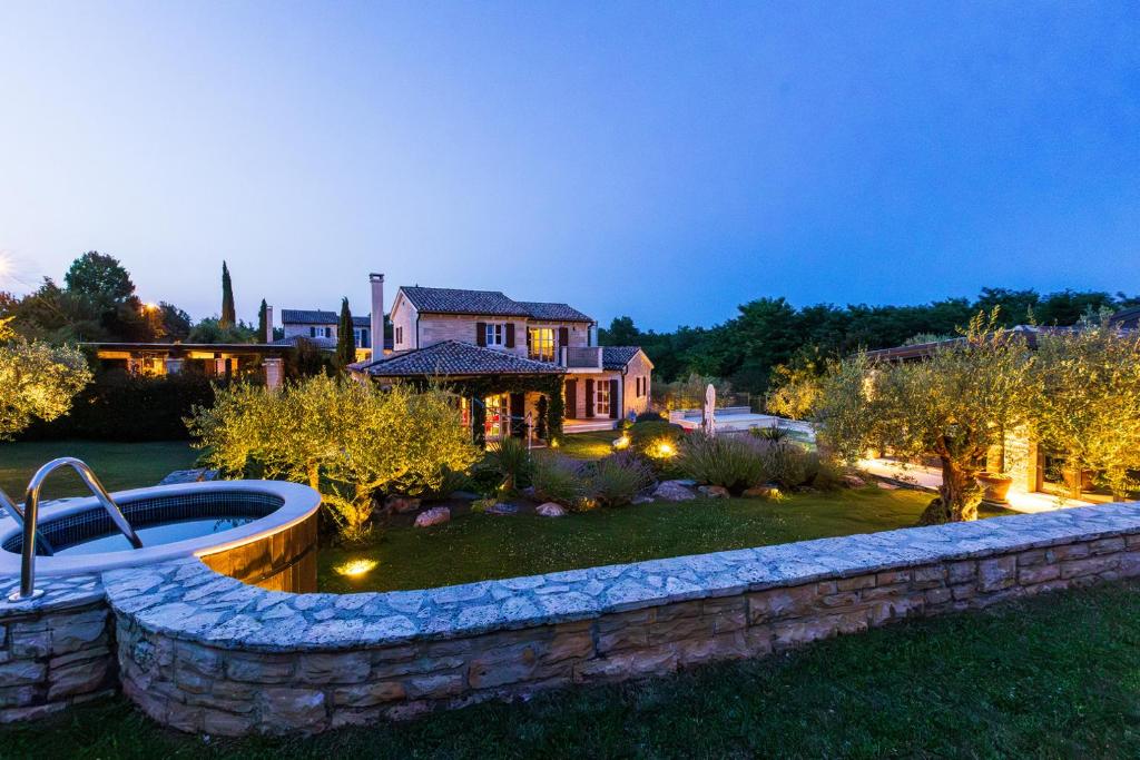 Κήπος έξω από το Villa ARtIEN for 8 people with 32m2 private pool & pet friendly