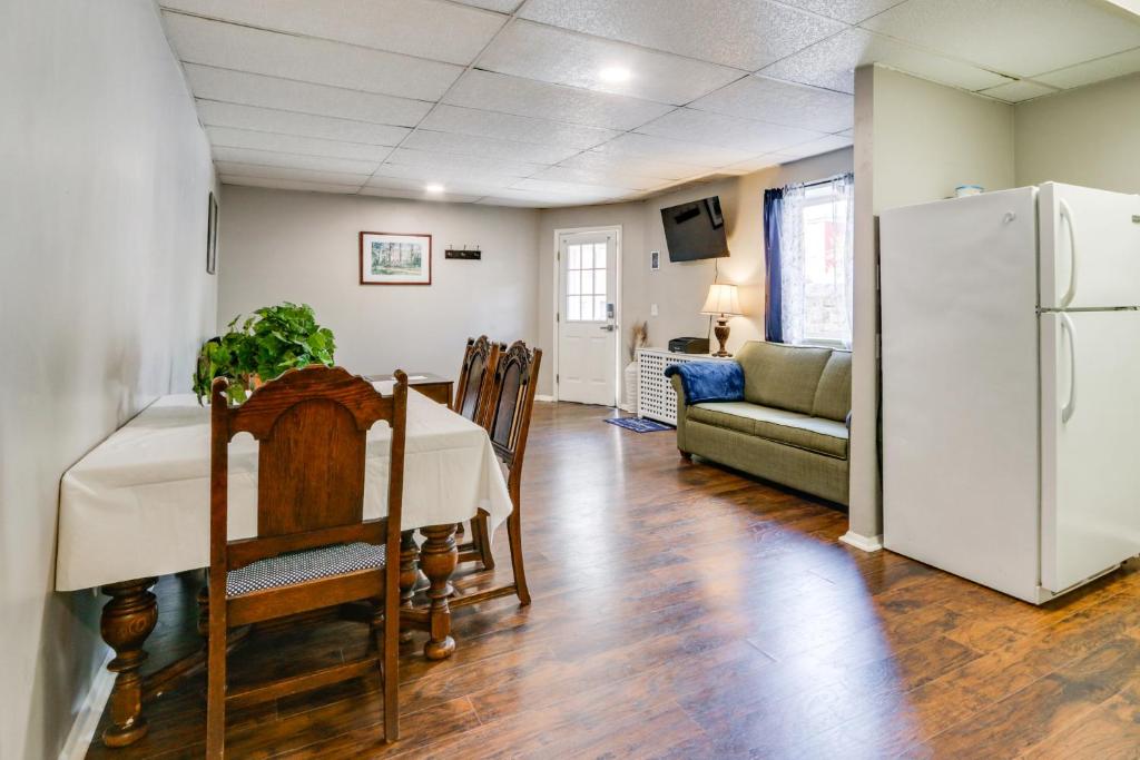 Una cocina y un comedor con una mesa y un refrigerador. en 14 Mi to Black Moshannon! Pet-Friendly Apartment, en Philipsburg