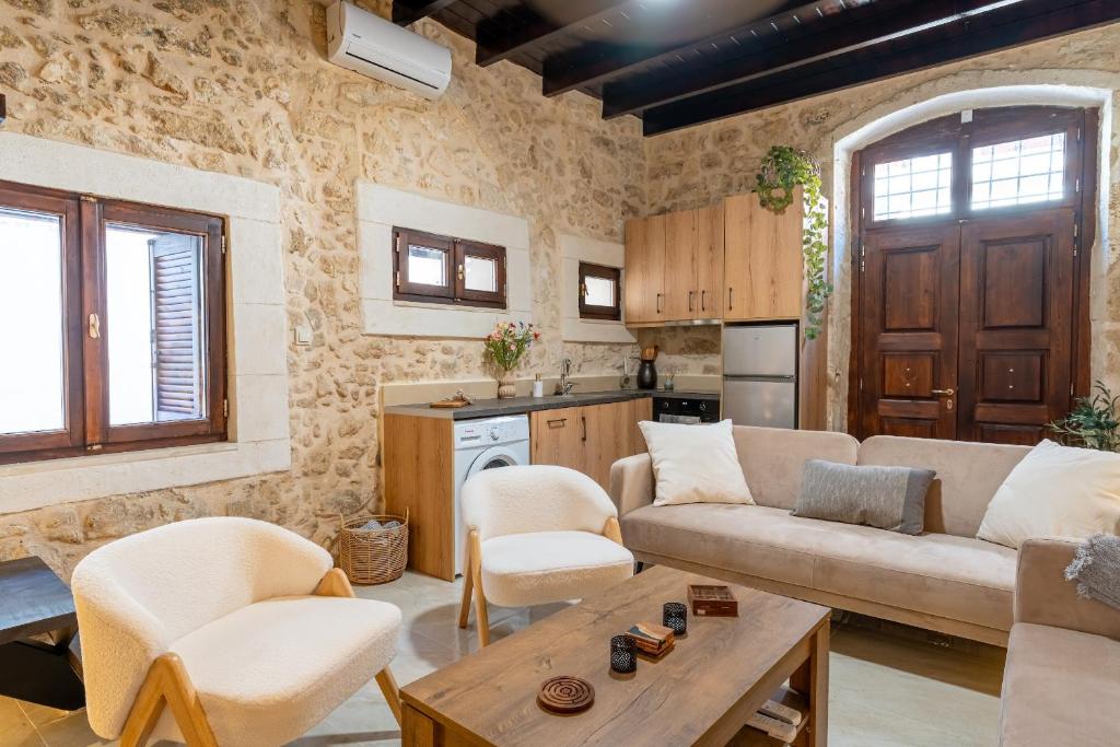 una sala de estar con un sofá y una mesa en The Storybook Maisonette, en Rethymno