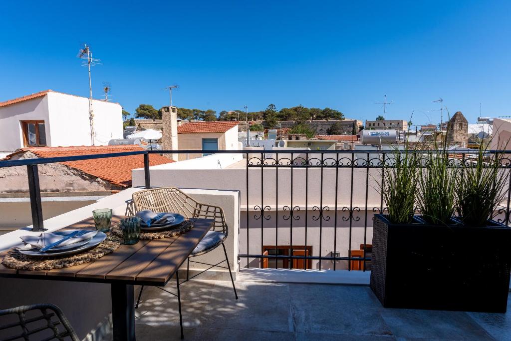 En balkon eller terrasse på Cozy Maisonette in the Heart of Rethymno Old Town